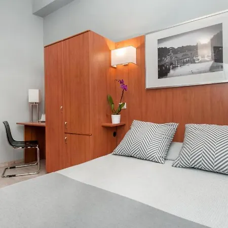 Reyes Hotell *